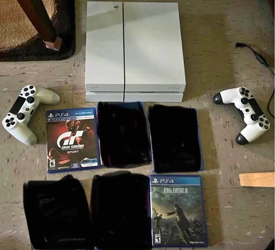 PS4 w/4 Games and 2 Controllers