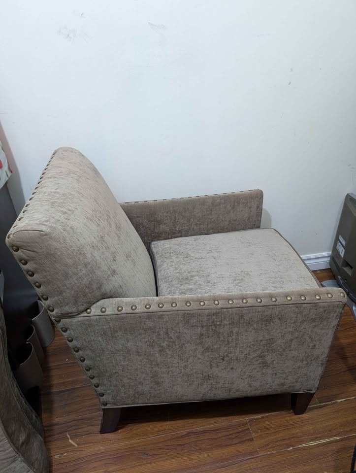 2x Lounge Seats and Footstool - photo 2