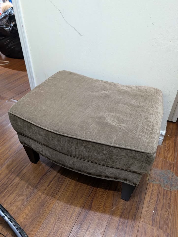 2x Lounge Seats and Footstool - photo 3