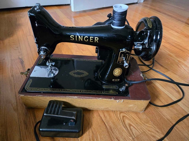 Vintage Singer 99K electric portable sewing machine