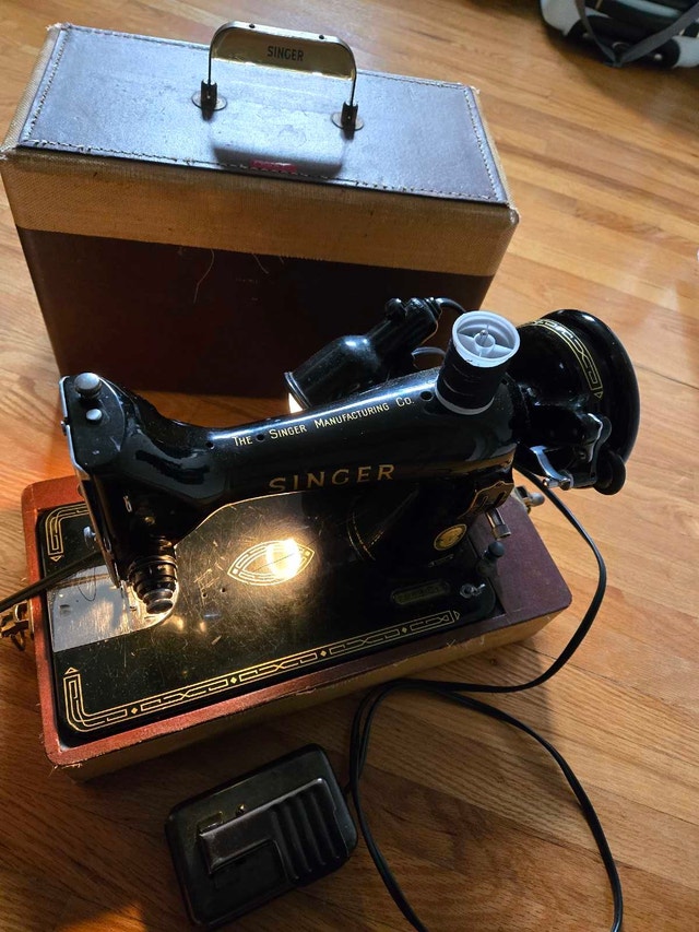Vintage Singer 99K electric portable sewing machine - photo 2
