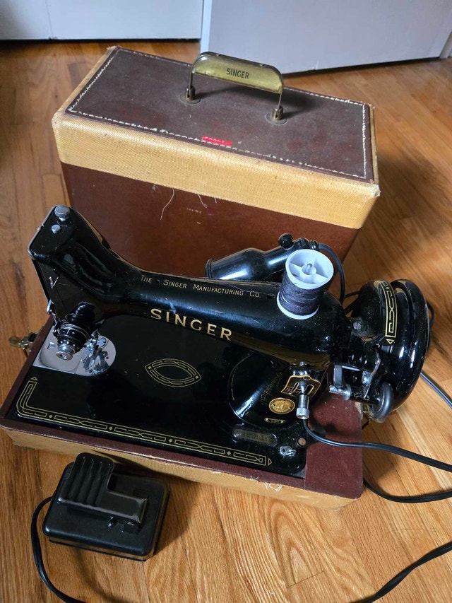 Vintage Singer 99K electric portable sewing machine - photo 3