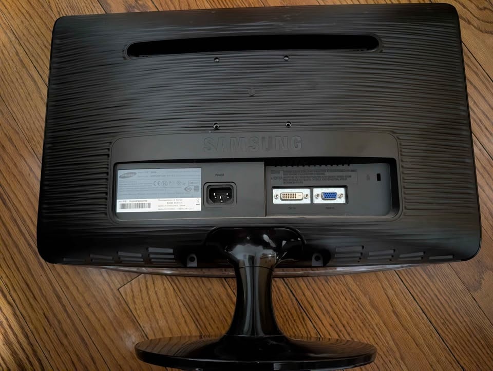Samsung B2030 LCD Monitor - photo 2
