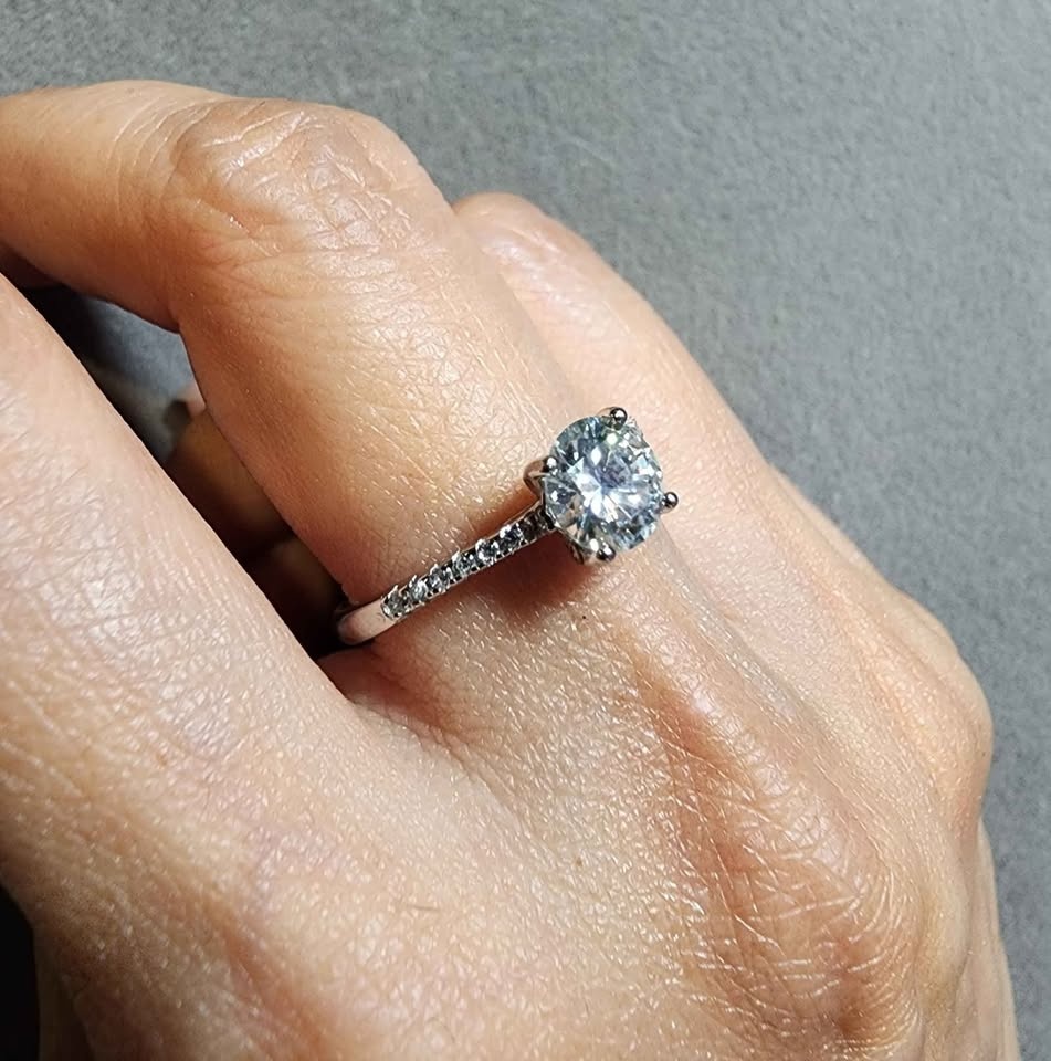 New 1 carat Moissanite ring (pave V) - photo 2