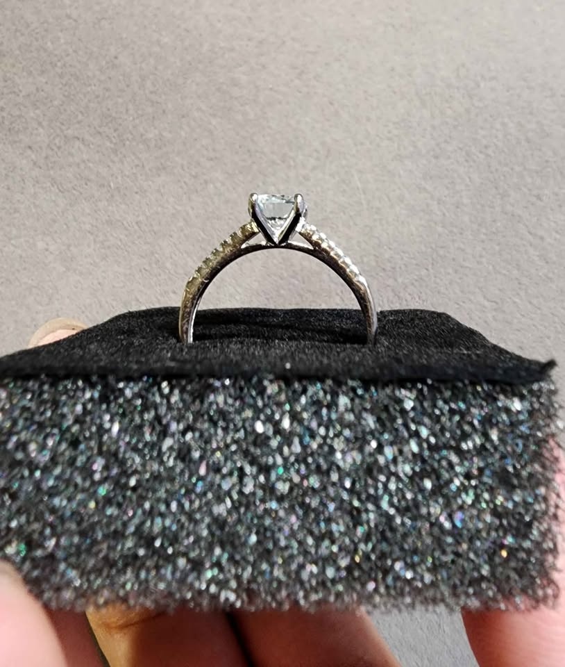 New 1 carat Moissanite ring (pave V) - photo 3