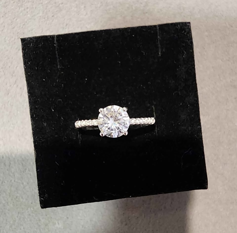 New 1 carat Moissanite ring (pave V) - photo 4