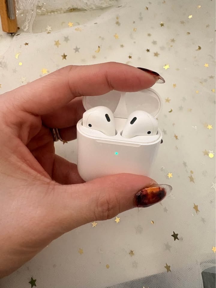 Apple AirPods 2nd gen - photo 3