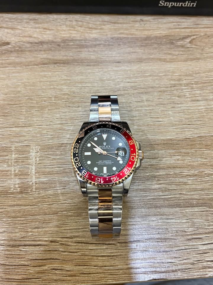 Man Luxury Golden Watch with Diamond Accents