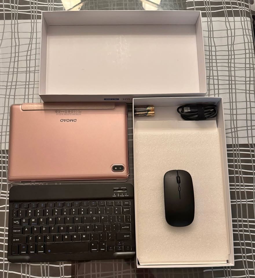 BRAND NEW GOLD TABLET WITH KEYBOARD, USB, MOUSE INCLUDED