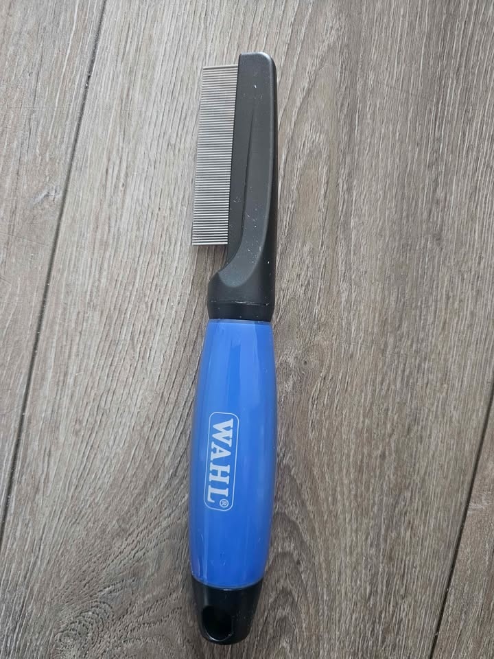 Pet grooming brush