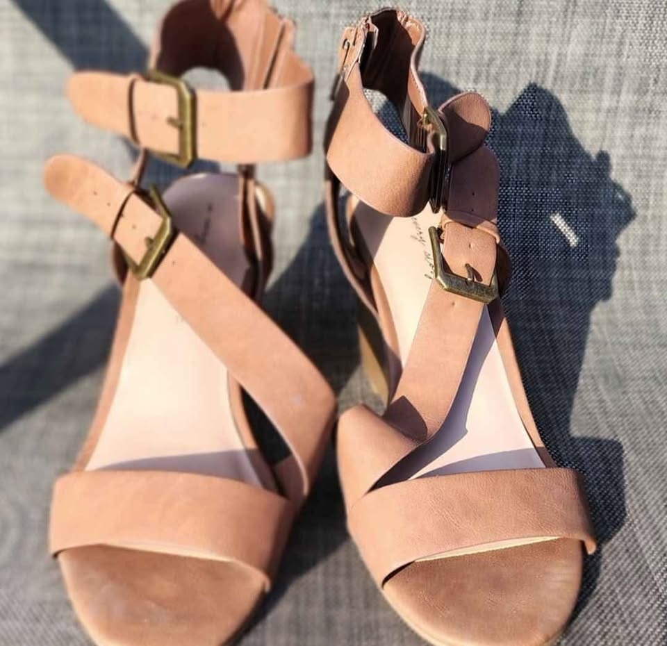 Tan Strappy Heels. Size 8W - photo 2