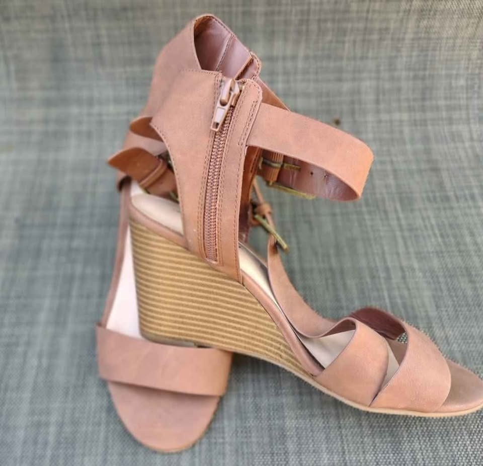 Tan Strappy Heels. Size 8W - photo 3