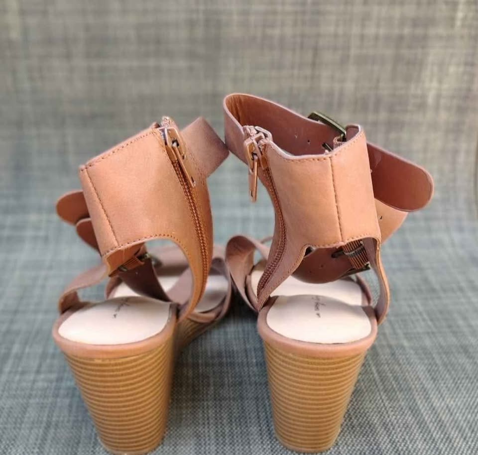 Tan Strappy Heels. Size 8W - photo 4