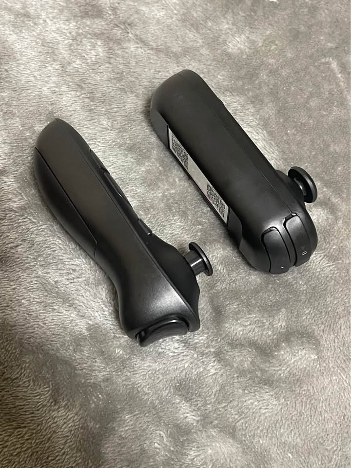 2 Bluetooth VR Remotes - photo 2