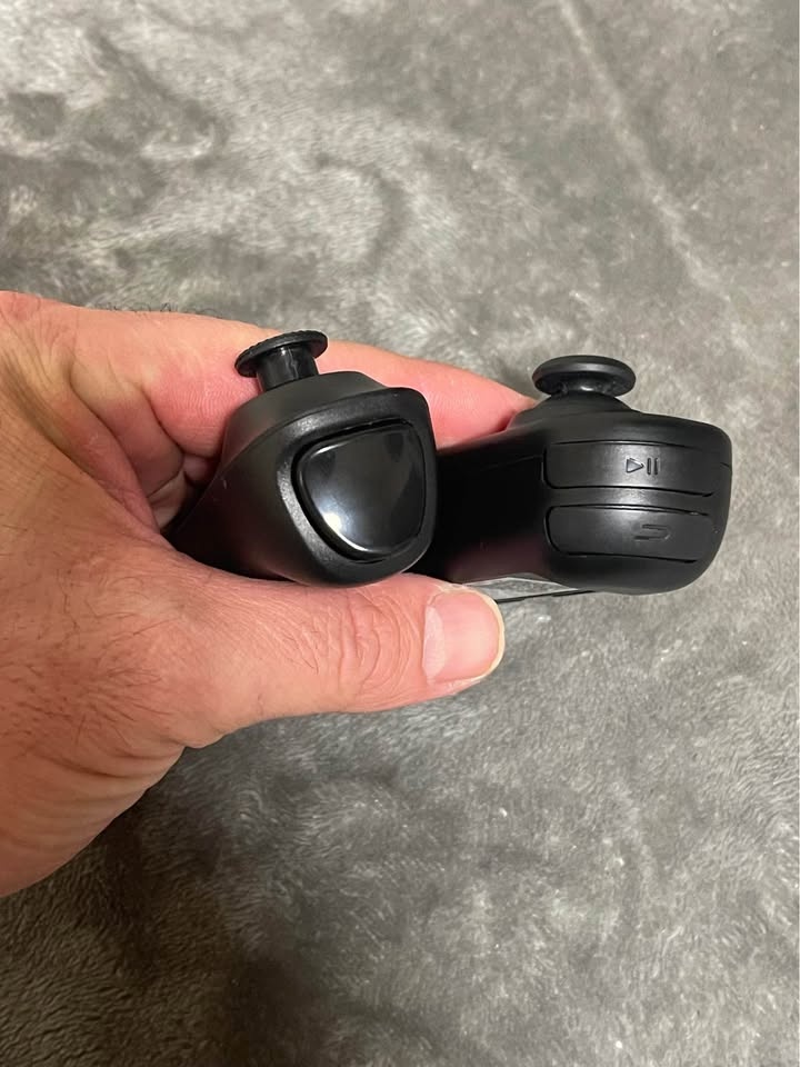 2 Bluetooth VR Remotes - photo 4