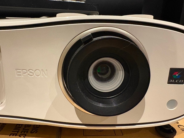 Epson PowerLite Home Cinema 3500 Projector - Excellent Condition - photo 2