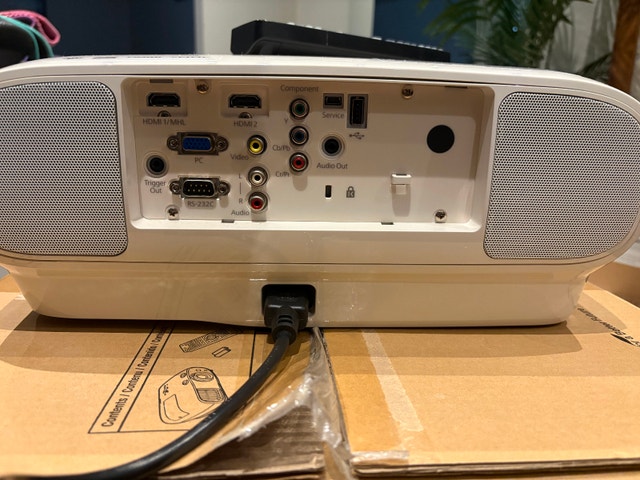 Epson PowerLite Home Cinema 3500 Projector - Excellent Condition - photo 4