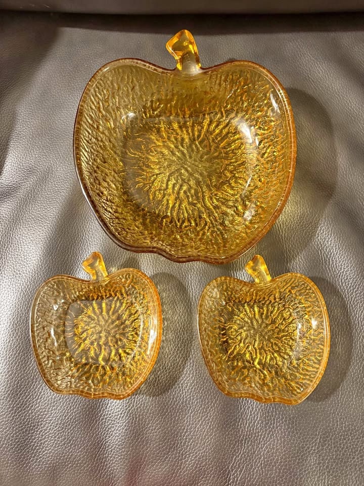 Apple Shaped Glass Serving Bowl with 2 Dessert Bowls