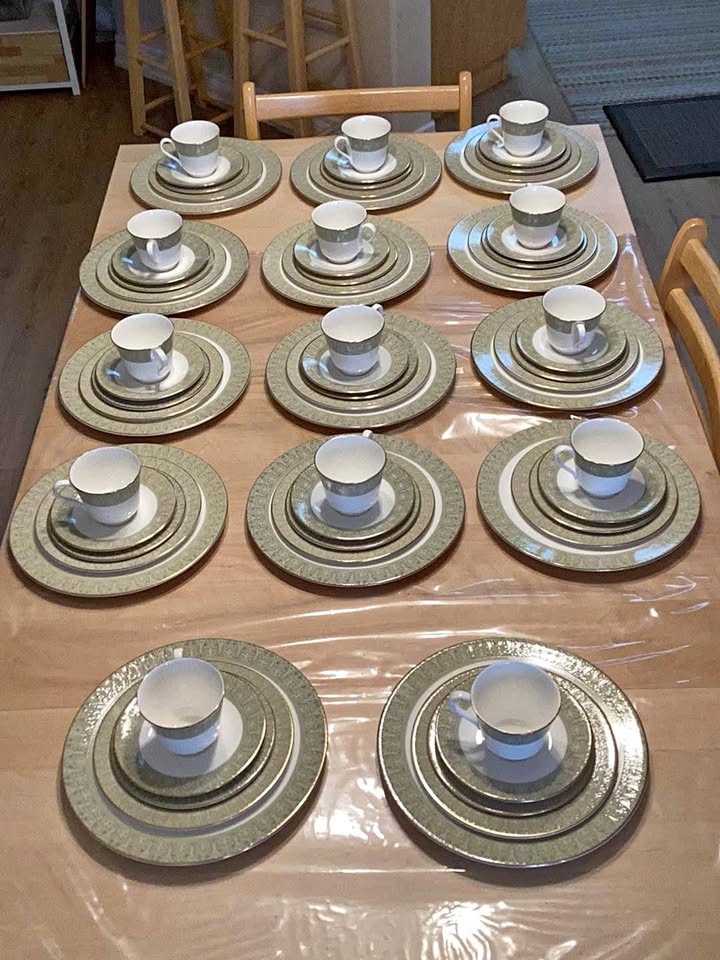 Royal Doulton Sonnet H5012 Fine China - 14 Settings + Spares