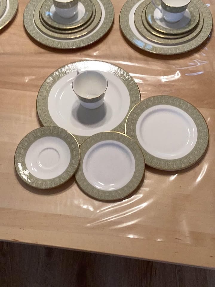 Royal Doulton Sonnet H5012 Fine China - 14 Settings + Spares - photo 2