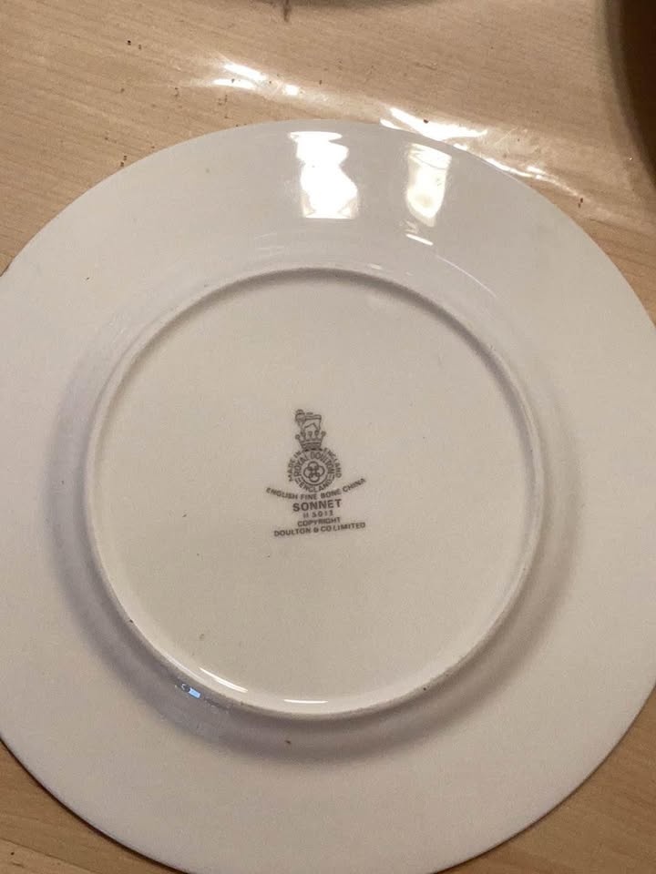Royal Doulton Sonnet H5012 Fine China - 14 Settings + Spares - photo 3