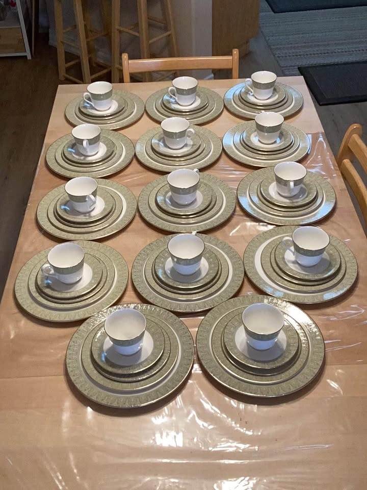 Royal Doulton Sonnet H5012 Fine China - 14 Settings + Spares - photo 4