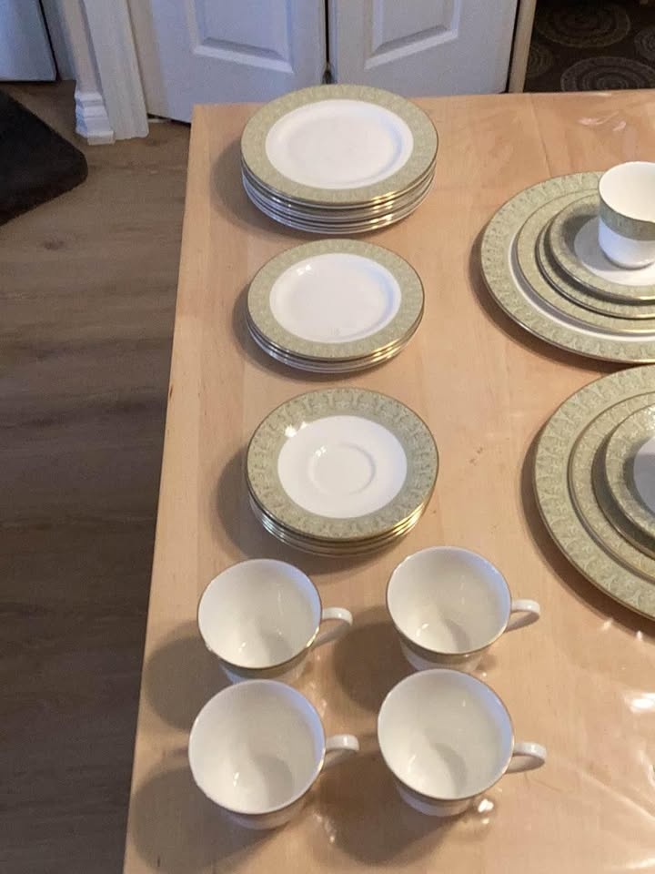 Royal Doulton Sonnet H5012 Fine China - 14 Settings + Spares - photo 5