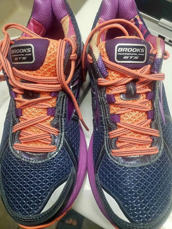 WOMENS BROOKS ADRENALINE GTS SIZE 8.5 RUNNING SHOES