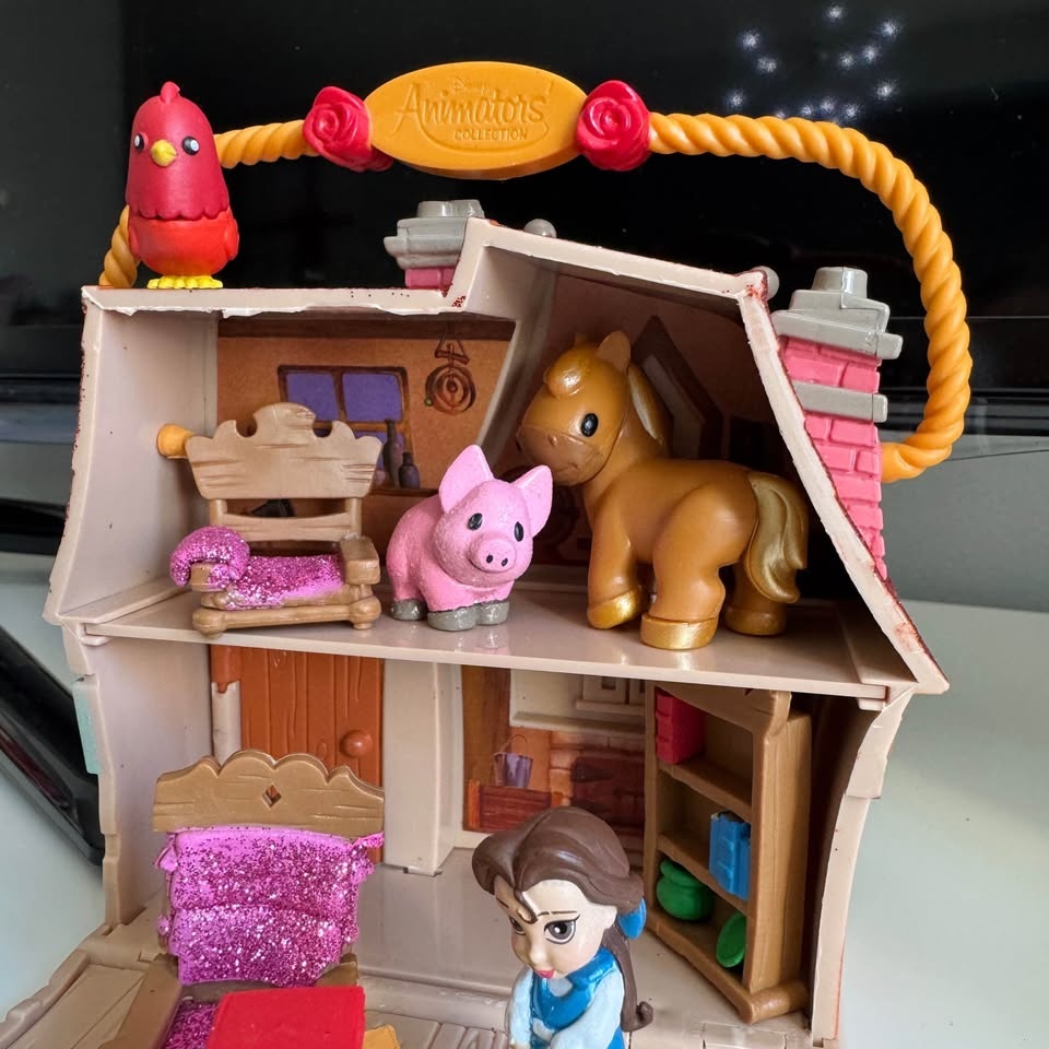 Disney Beauty and the Beast – Belle’s House Mini Playset (Comple - photo 3