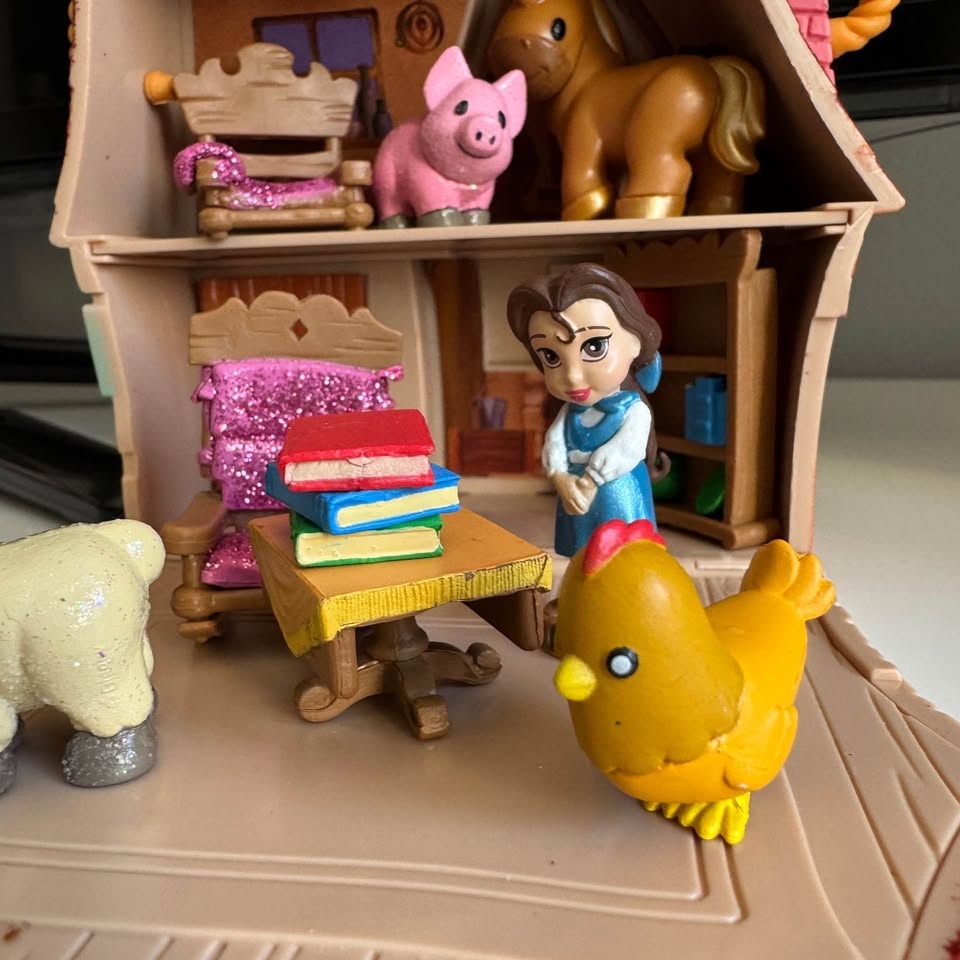 Disney Beauty and the Beast – Belle’s House Mini Playset (Comple - photo 4