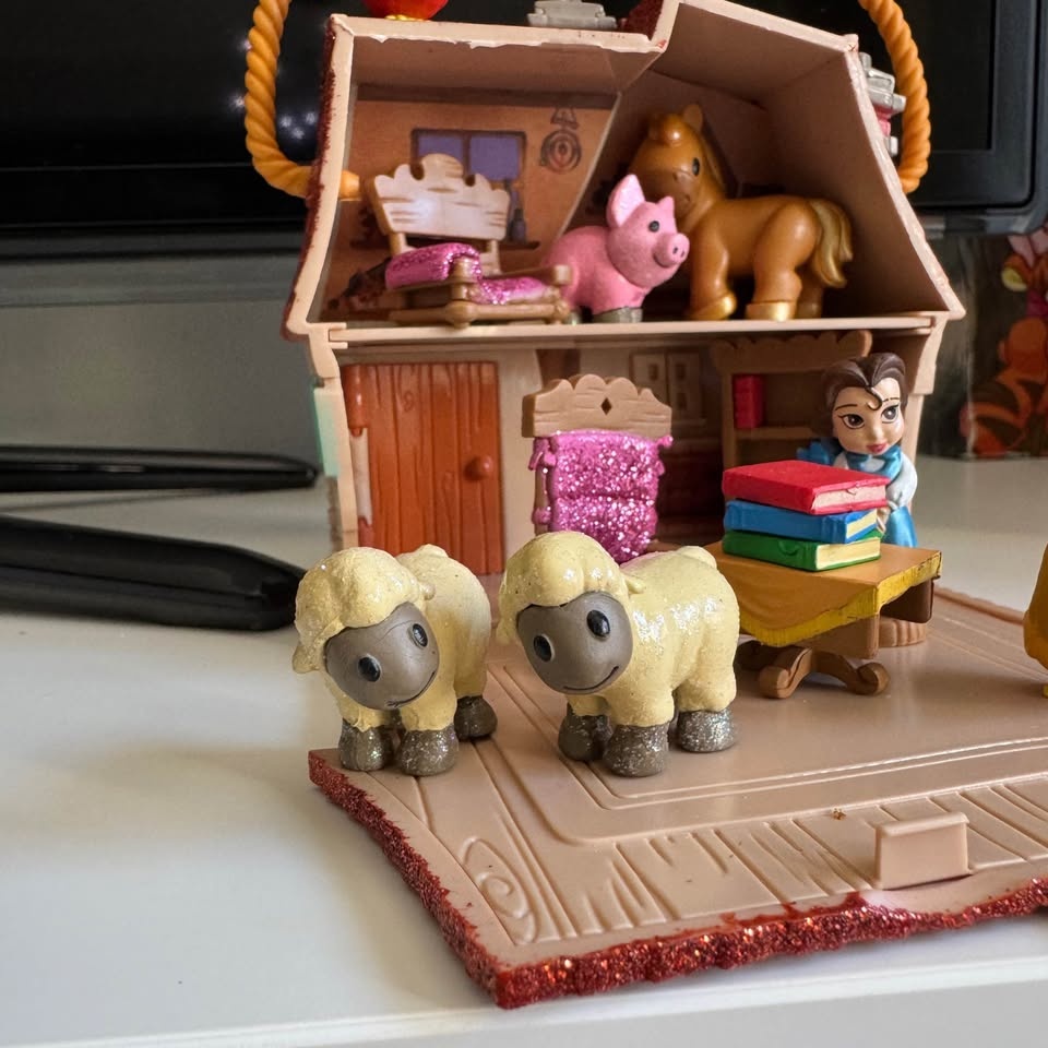 Disney Beauty and the Beast – Belle’s House Mini Playset (Comple - photo 5