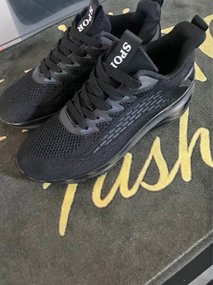 Men’s low-top sneakers
