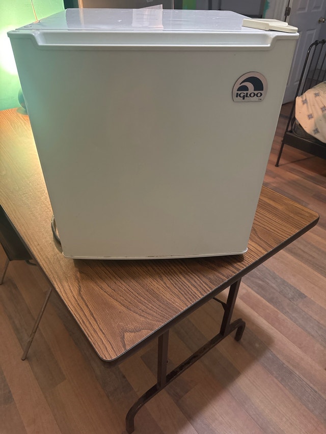Igloo Mini Fridge – Perfect for Dorm/Bedroom - photo 2