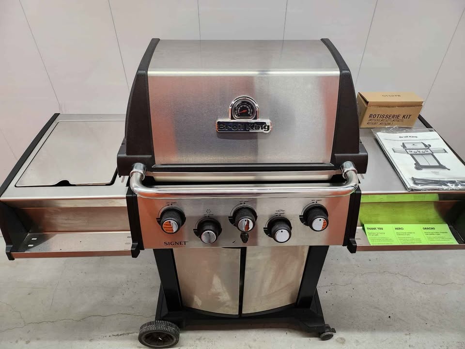 🇨🇦  Broil King Signet 390 Gas Grill w/ Rotisserie Kit - photo 2