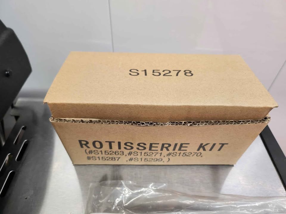 🇨🇦  Broil King Signet 390 Gas Grill w/ Rotisserie Kit - photo 5