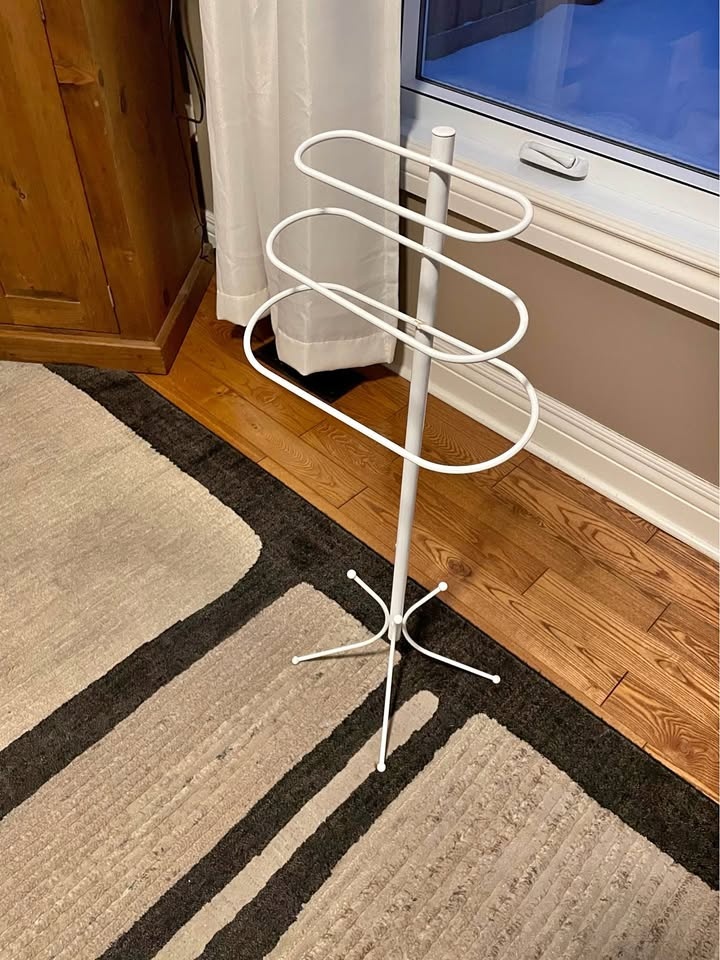 White Metal Towel Rack Stand