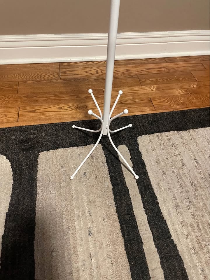 White Metal Towel Rack Stand - photo 2