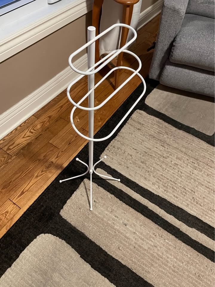 White Metal Towel Rack Stand - photo 3