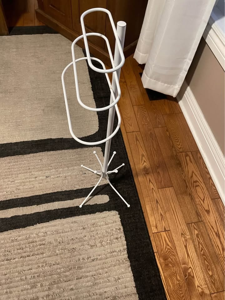 White Metal Towel Rack Stand - photo 4