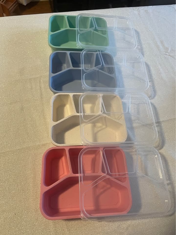 4 Reusable snack containers $10 - photo 2