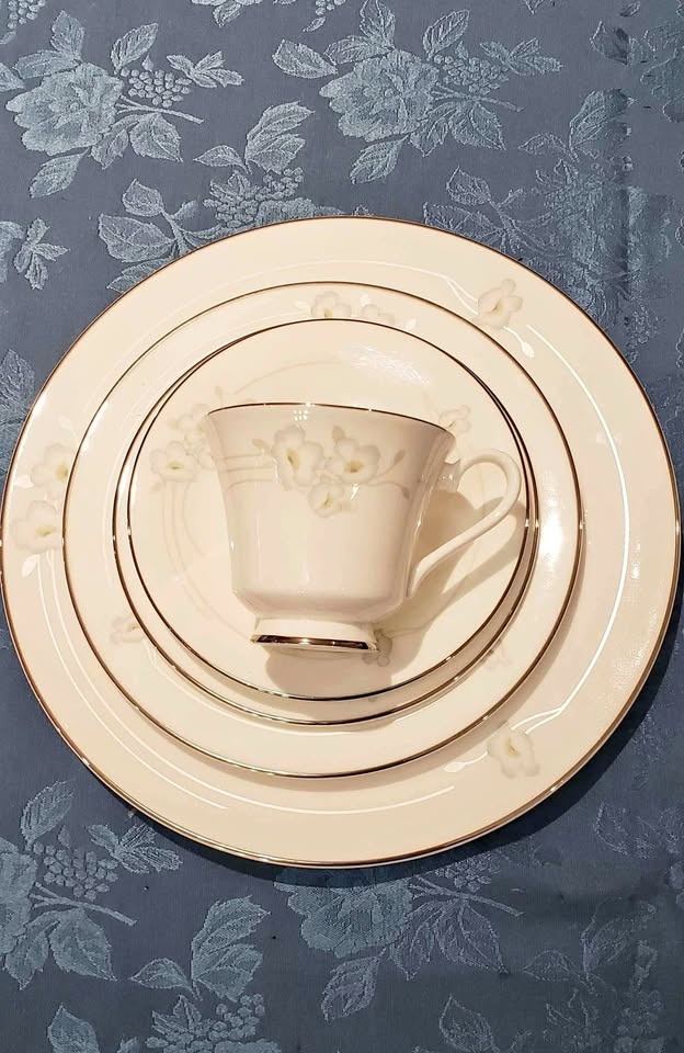 Royal Doulton Mystique H5093 Table Set