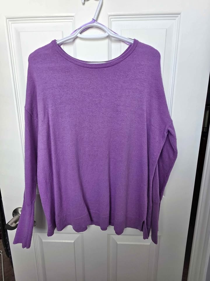 Women's sweater (size small)
