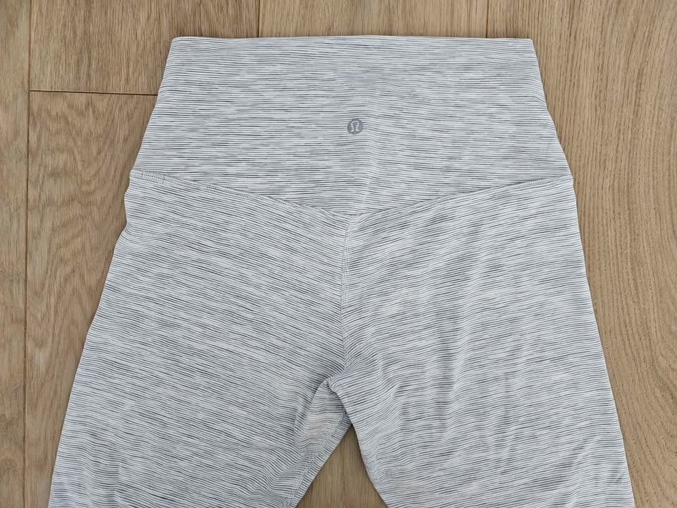 Size 8 Lululemon Align HR Leggings - 21 inch inseam - photo 3