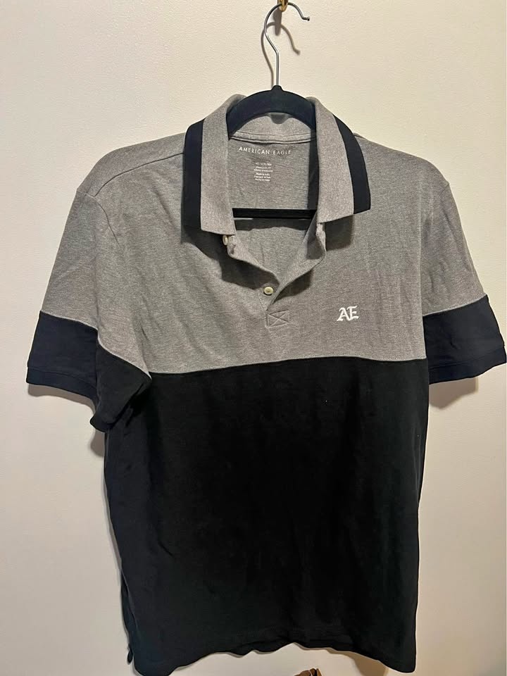 American Eagle Men's T-Shirt - Size Medium