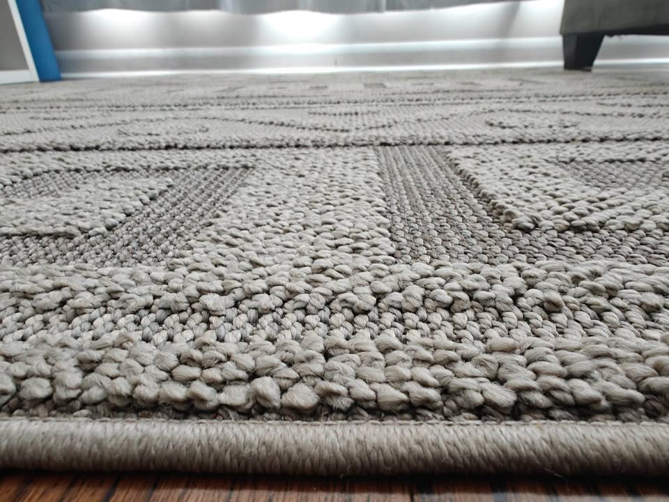 Moving out sale ! Costco Area rug in perfect condition - photo 3