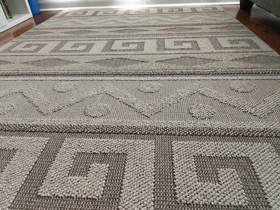 Moving out sale ! Costco Area rug in perfect condition - photo 4