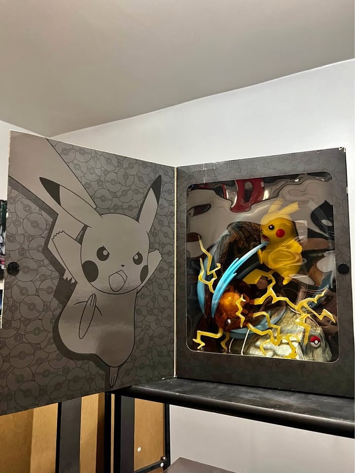 Pokemon Pikachu Deluxe Collector Statue - Light FX