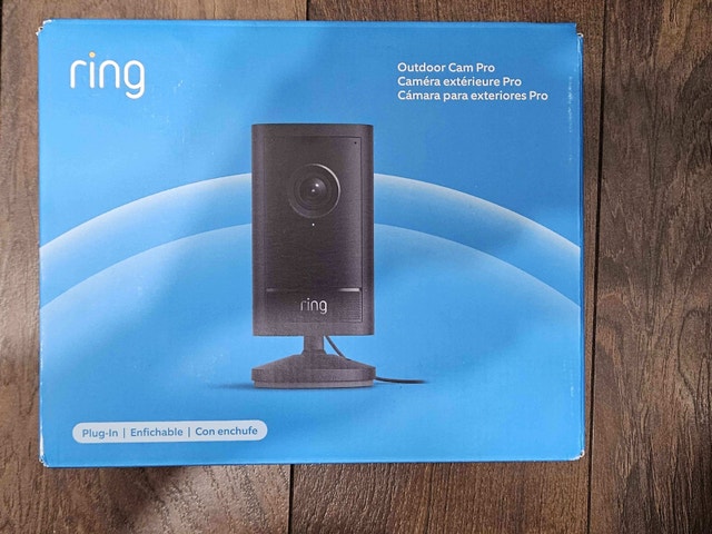 Ring Outdoor Cam Pro - Retinal 4K, 10x Zoom, Black