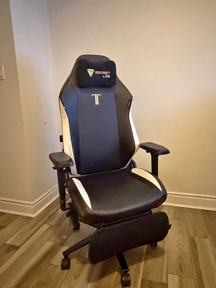 Secretlab TITAN Evo 2022 Gaming Chair – Black & White