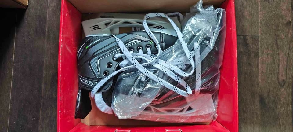 Brand new CCM Hockey ice skates Agility Rib XT size 3